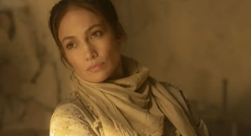 Jennifer Lopez in Tarnkleidung und Schal, nachdenklich in einem ihrer Filme.