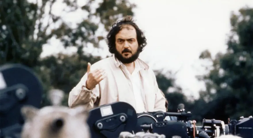 Stanley Kubrick, Regisseur legendärer filme, gestikuliert vor Kameras.