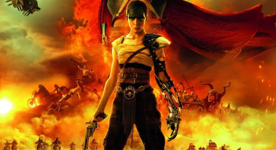 Furiosa: A Mad Max Saga. Eine Frau mit mechanischem Arm und Waffe steht vor einer feurigen Wüstenlandschaft mit Motorrädern und Fahrzeugen.