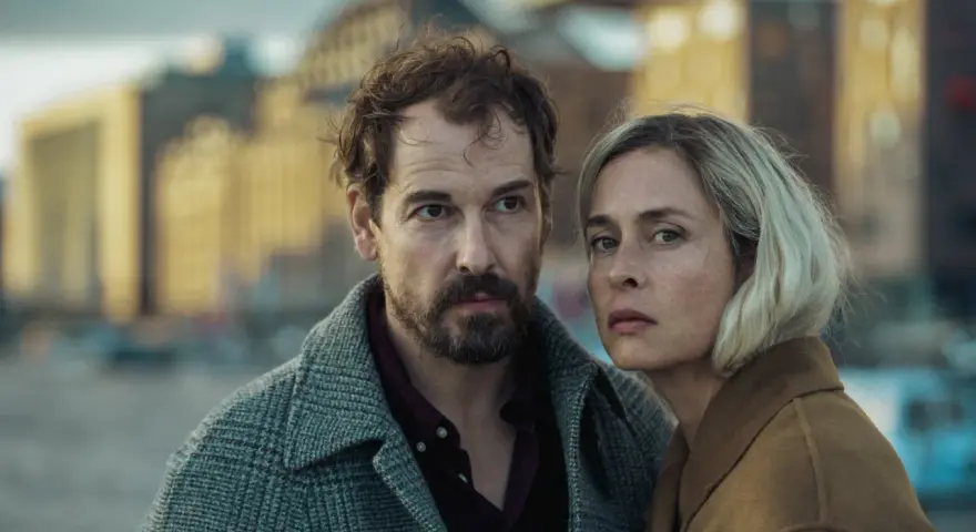 Ein Mann und eine Frau blicken ernst in die Kamera. Sie sind Hauptfiguren der Serie "Unfamiliar Staffel 2".