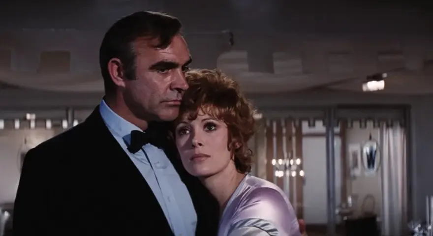 Sean Connery als James Bond und Jill St. John in einer Szene aus "Diamantenfieber", dem siebten Film der James-Bond-Reihe.