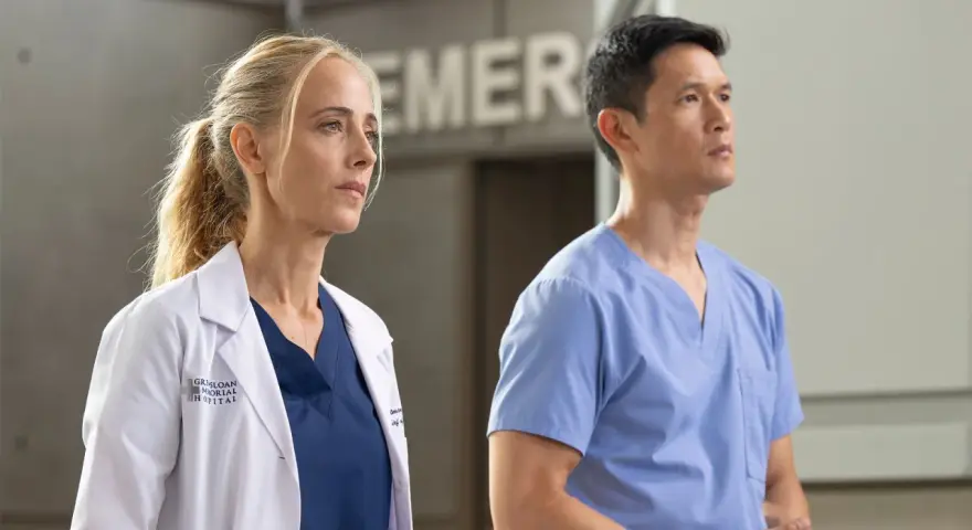 Ärzte im Grey Sloan Memorial Hospital, bereit für die Herausforderungen von Grey's Anatomy Staffel 22.