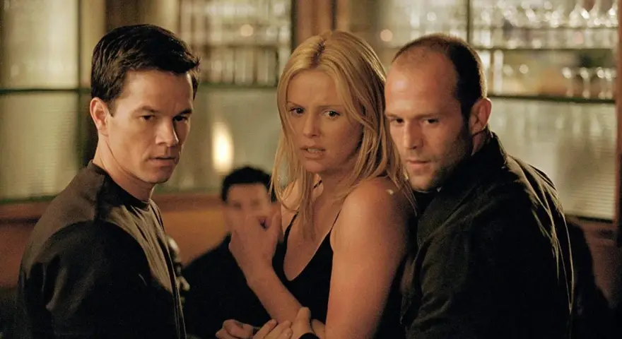 Mark Wahlberg, Charlize Theron und Jason Statham in einer Szene, die an Filme von Jason Statham erinnert.