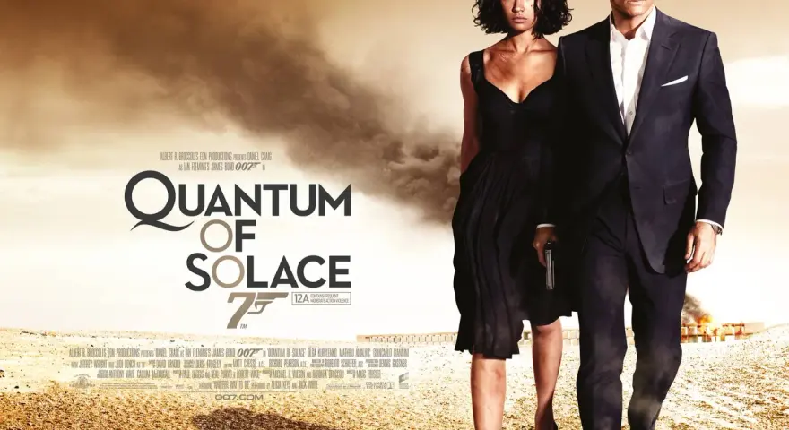 James Bond 007: Ein Quantum Trost. Daniel Craig und Olga Kurylenko schreiten entschlossen durch eine staubige Landschaft.