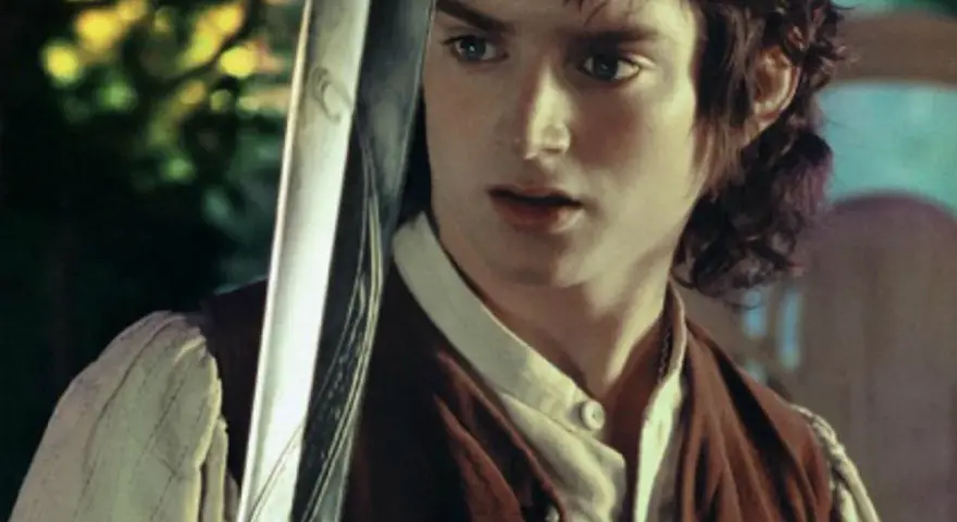 Elijah Wood als Frodo Beutlin mit seinem Schwert Stich. Ein ikonischer Moment aus den Filmen von Elijah Wood.