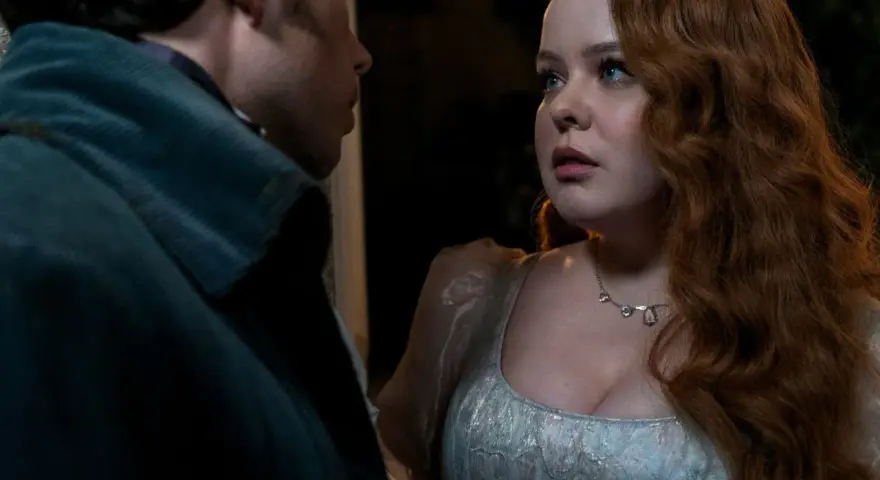 Nicola Coughlan in einem romantischen Moment, der an ihre Rollen in Filme und Serien erinnert.