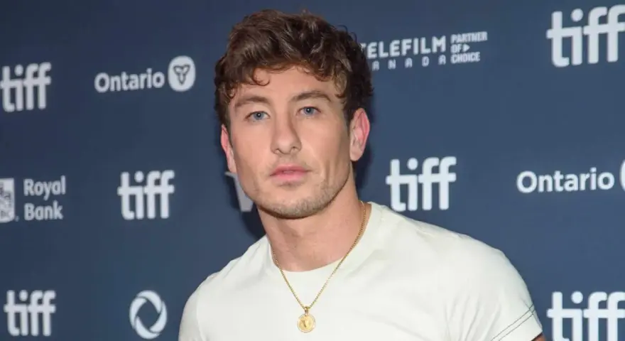 Barry Keoghan, bekannt für seine Rollen in Filmen wie "The Banshees of Inisherin", posiert vor dem TIFF-Logo.