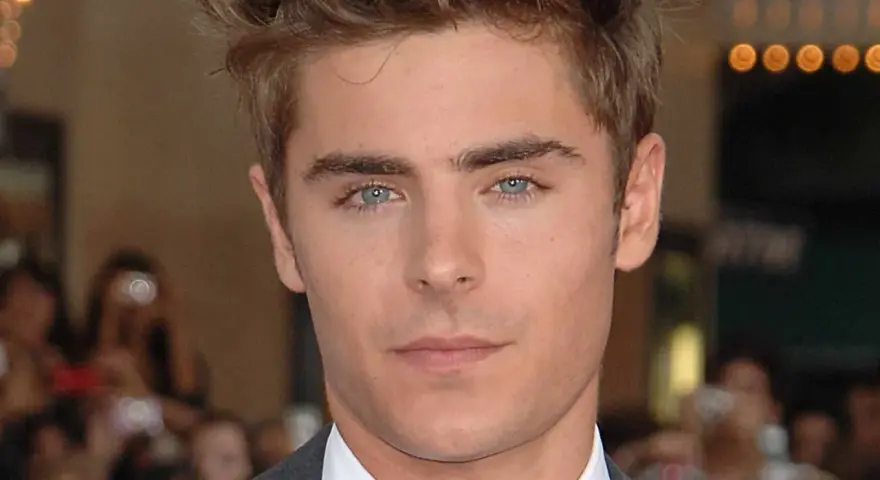Nahaufnahme von Zac Efron, bekannt aus vielen Filmen. Seine blauen Augen blicken direkt in die Kamera.