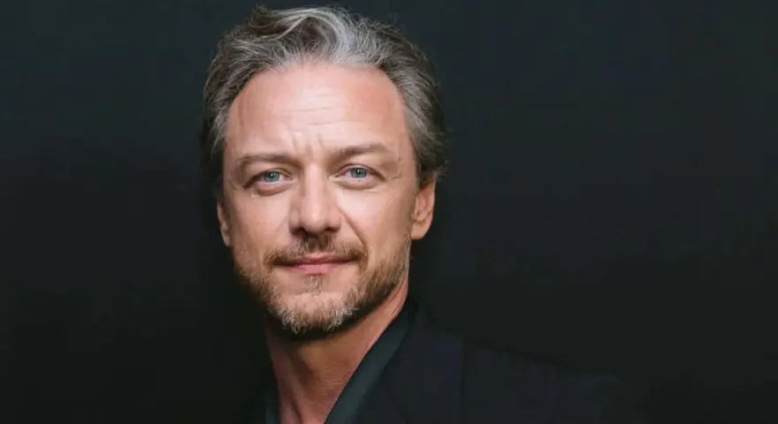 James McAvoy mit grau meliertem Haar und Bart, bekannt aus Filmen wie "Split" und "X-Men".