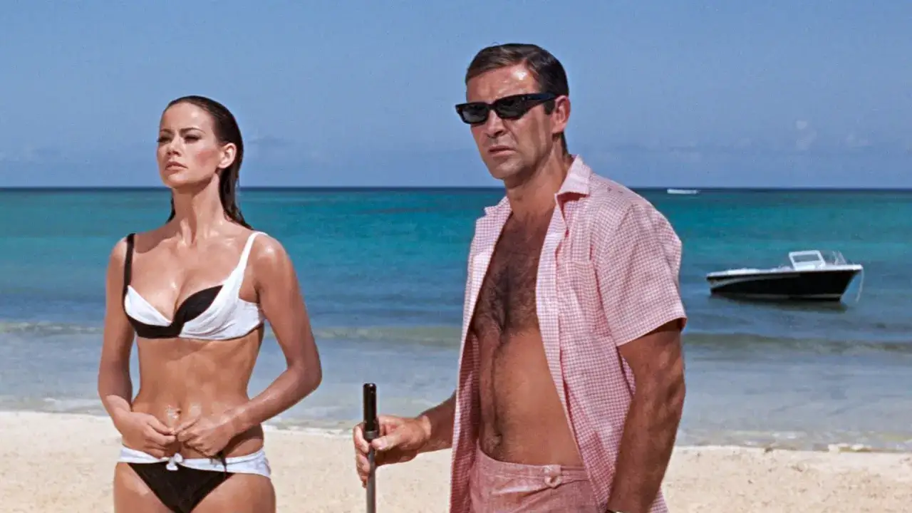 Sean Connery als James Bond und Claudine Auger am Strand, Szene aus der Besetzung von James Bond 007 – Feuerball.