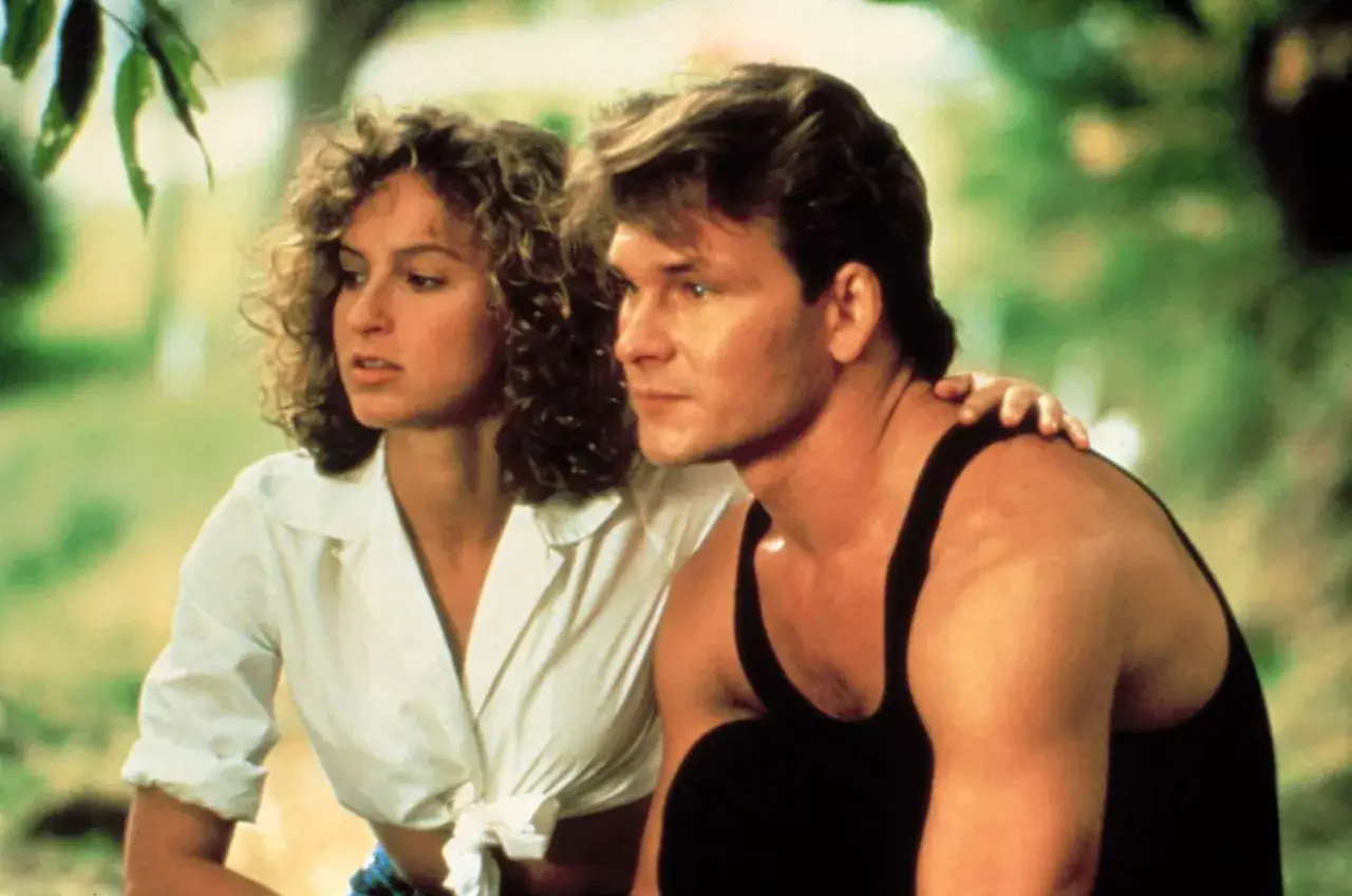 Jennifer Grey und Patrick Swayze, die Hauptdarsteller von Dirty Dancing, blicken nachdenklich in die Ferne.