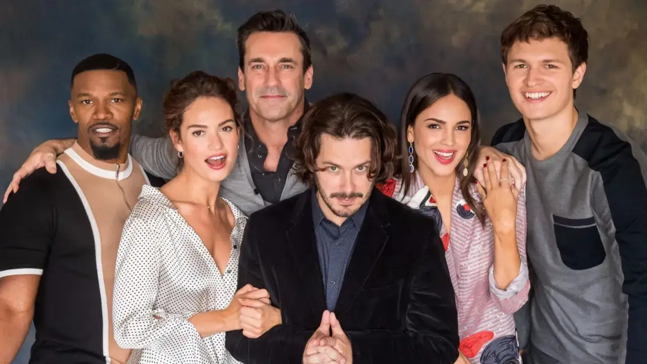 Die Besetzung von Baby Driver: Jamie Foxx, Lily James, Jon Hamm, Ansel Elgort, Eiza González und Edgar Wright posieren für ein Foto.
