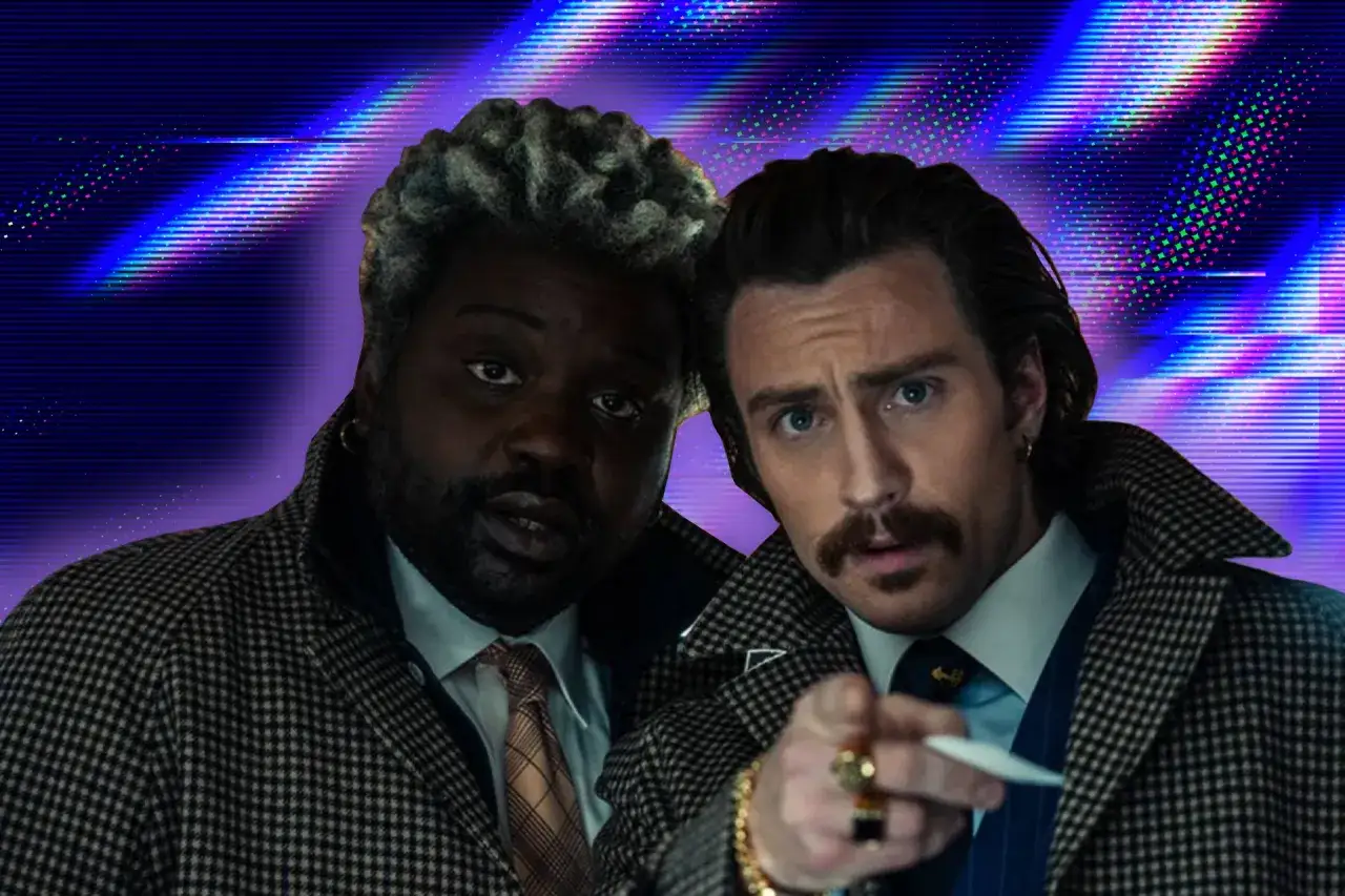 Aaron Taylor-Johnson und Brian Tyree Henry, Teil der besetzung von Bullet Train, blicken intensiv in die Kamera.
