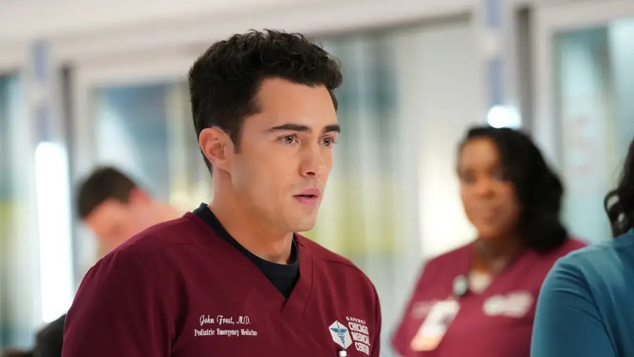 Dr. John Frost, M.D., Pediatric Emergency Medicine, in Chicago Med Staffel 10, blickt besorgt.