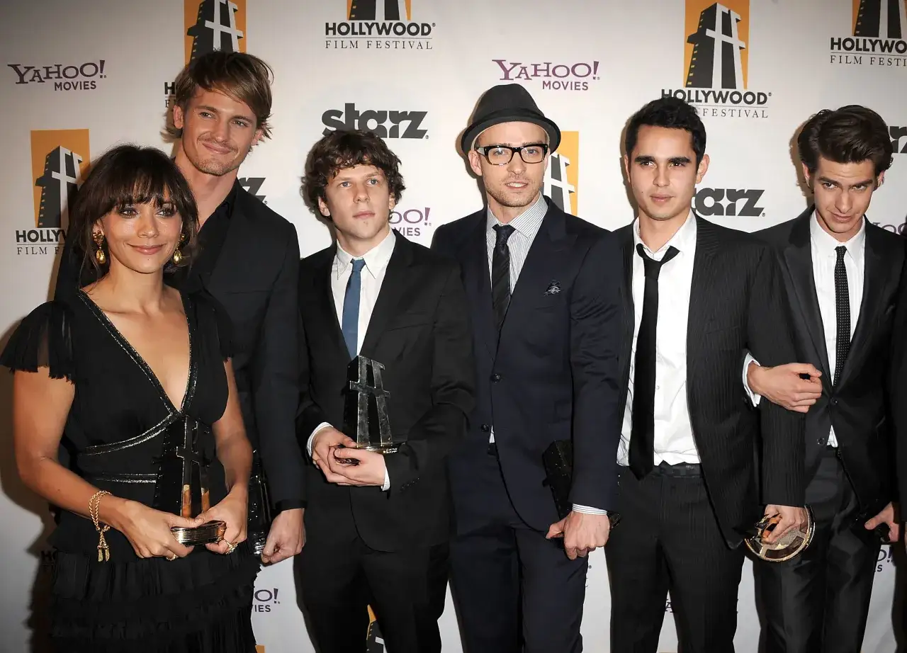 Die Besetzung von The Social Network, darunter Jesse Eisenberg, Justin Timberlake und Andrew Garfield, posiert mit Auszeichnungen.