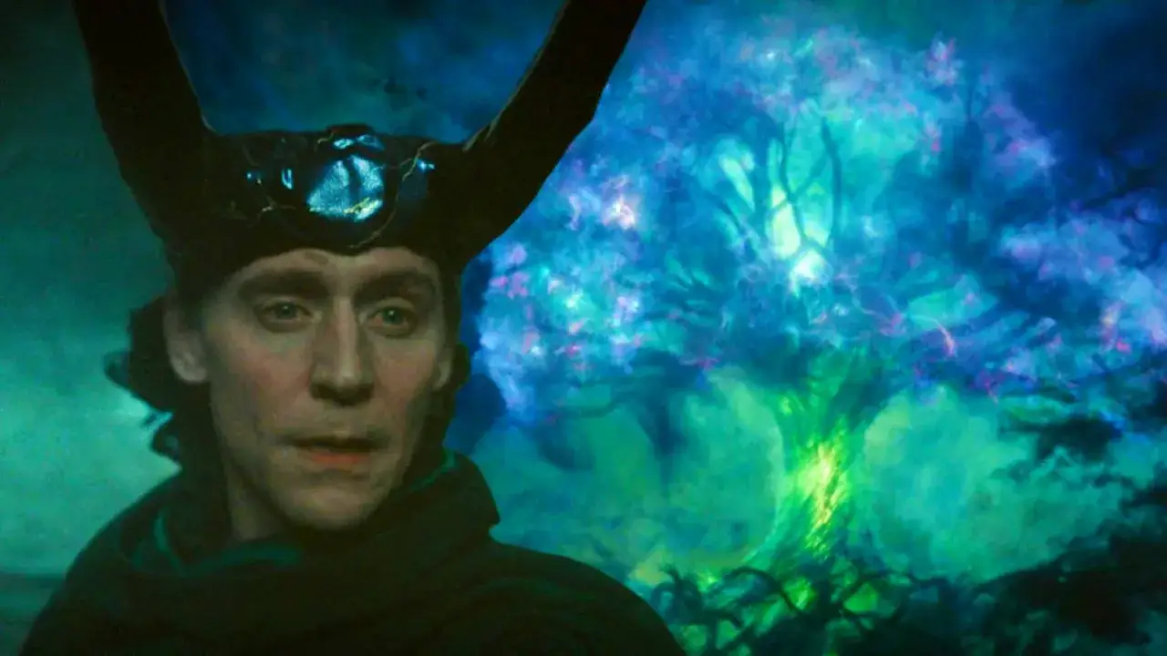 Loki mit Hörnern blickt auf einen leuchtenden, kosmischen Baum. Hoffentlich gibt es bald eine loki staffel 3!