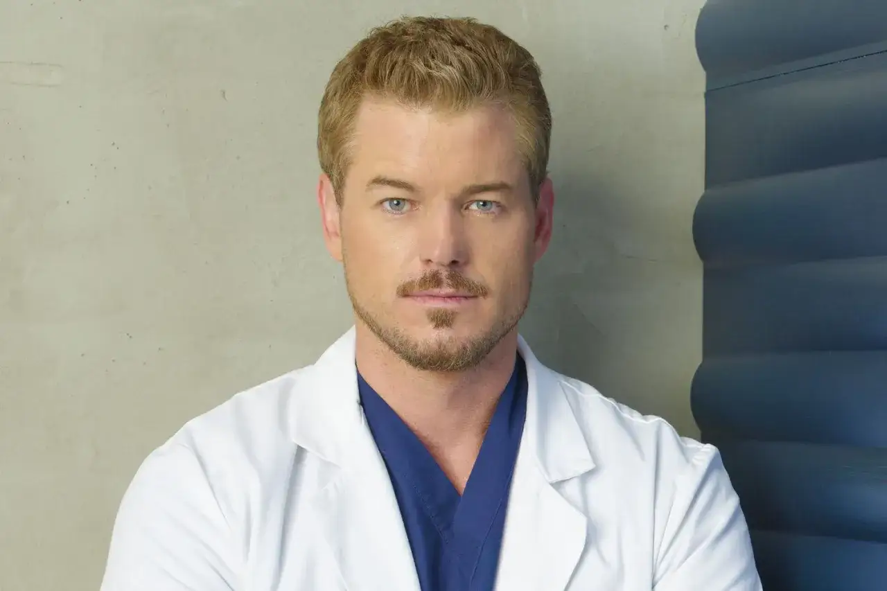 Eric Dane in Arztkittel, bekannt aus vielen Filme und Serien.