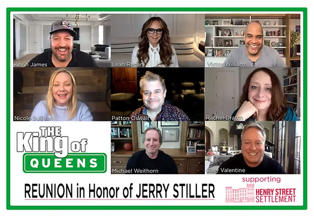 Besetzung von King of Queens im Reunion-Videoanruf zu Ehren von Jerry Stiller. Kevin James, Leah Remini, Victor Williams, Nicole Sullivan, Patton Oswalt, Rachel Dratch, Michael Weithorn und Gary Valentine.