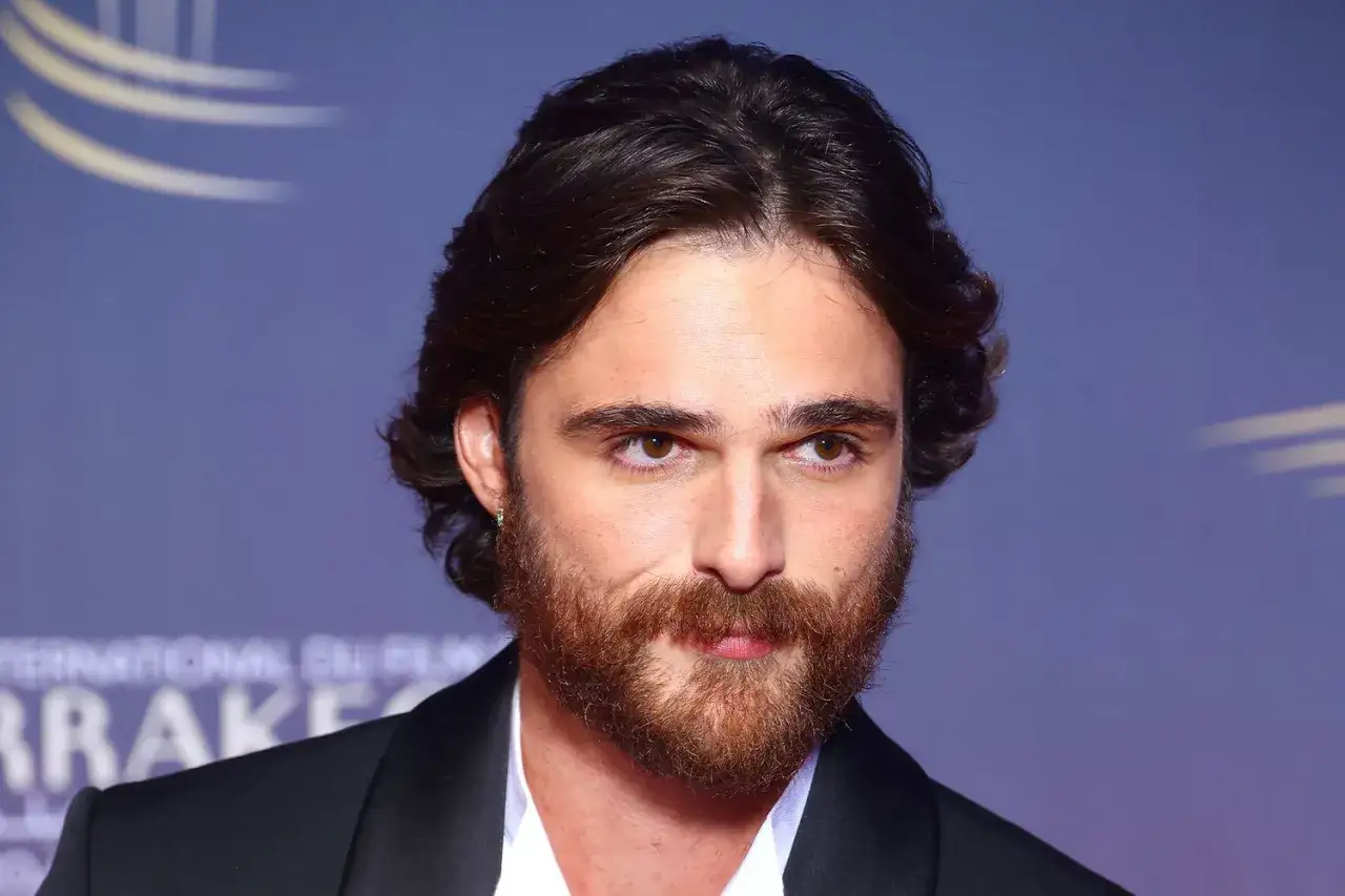 Jacob Elordi mit Bart und Ohrring, bekannt für seine Rollen in Filmen und Serien.