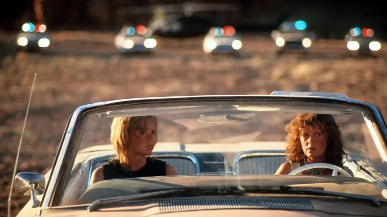 Die besetzung von Thelma & Louise: Gejagt von Polizeiautos fahren die beiden Freundinnen in ihrem Cabrio durch die Wüste.