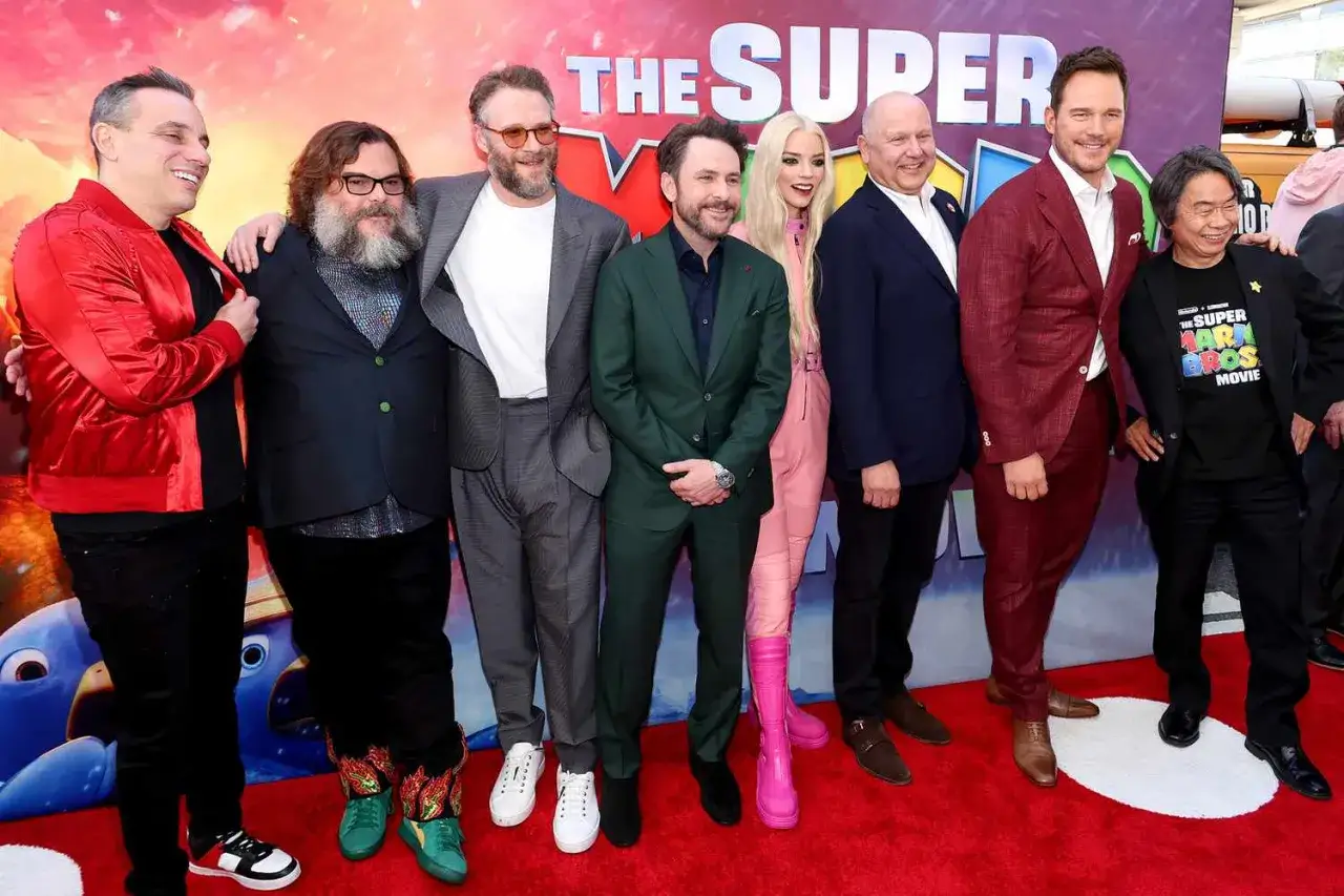 Die Besetzung von der Super Mario Bros. Film feiert auf dem roten Teppich. Jack Black, Seth Rogen, Anya Taylor-Joy und Chris Pratt sind dabei.