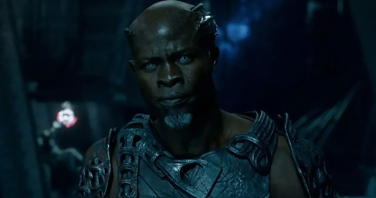 Djimon Hounsou mit blauen Augen und Hörnern, trägt eine Rüstung. Ein Blick in seine Filme.