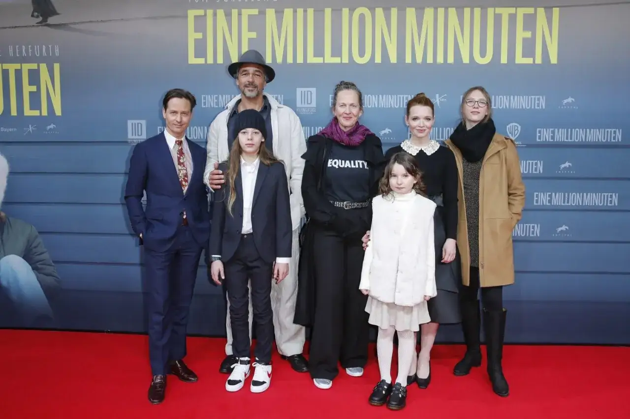 Eine Familie feiert die Premiere von