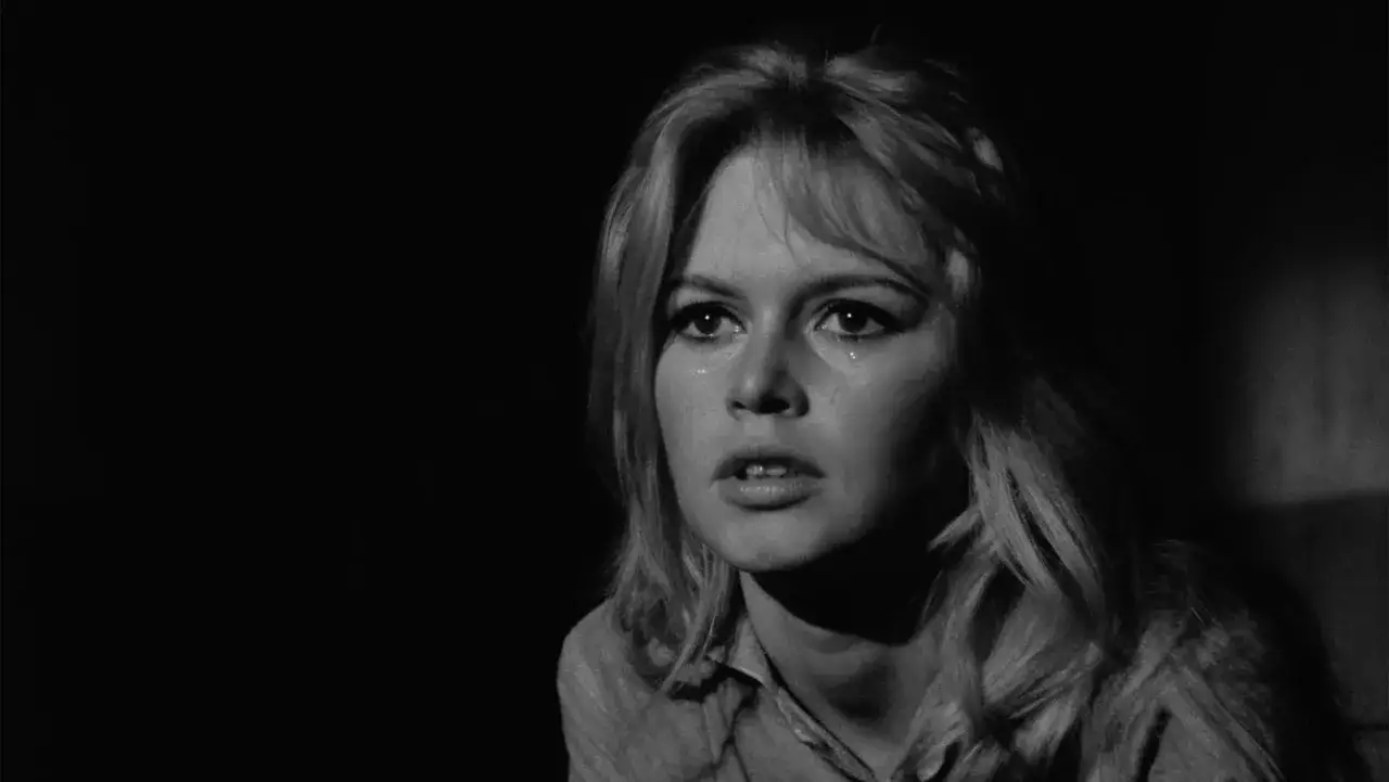 Eine Frau mit Tränen in den Augen, die die Wahrheit in diesem Film sucht.