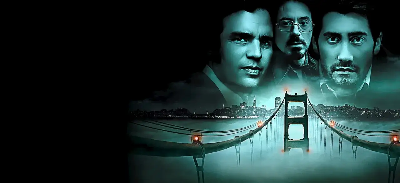 Die besetzung von Zodiac – Die Spur des Killers: Jake Gyllenhaal, Mark Ruffalo und Robert Downey Jr. blicken über die nebelverhangene Golden Gate Bridge.
