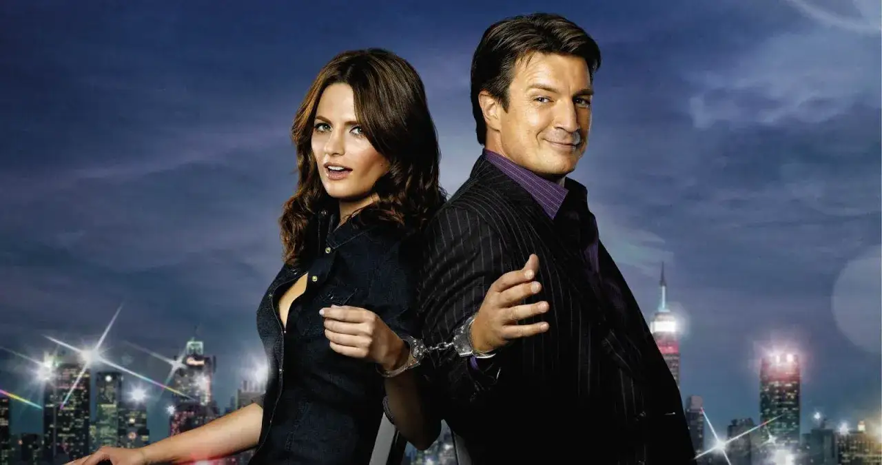 Die besetzung von Castle, Nathan Fillion und Stana Katic, sind mit Handschellen aneinander gefesselt, vor einer nächtlichen Skyline.