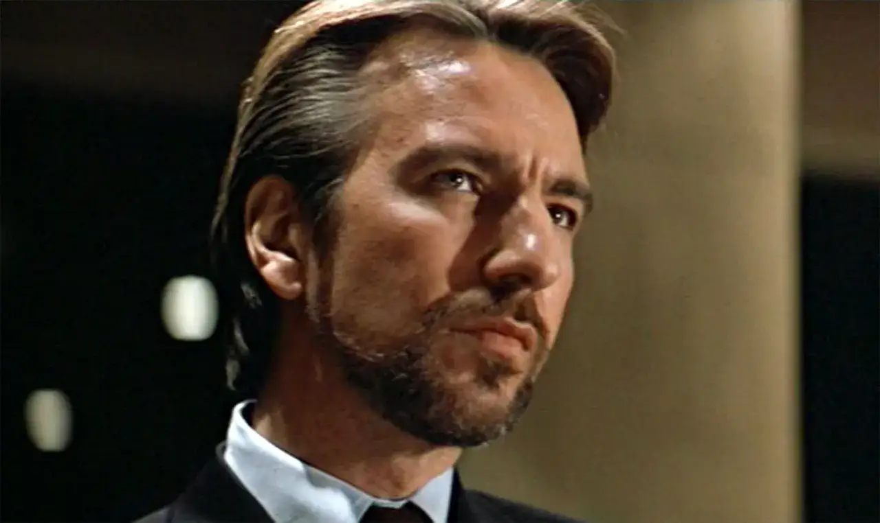 Alan Rickman mit Bart und Anzug, ein ikonischer Look aus seinen Filmen.