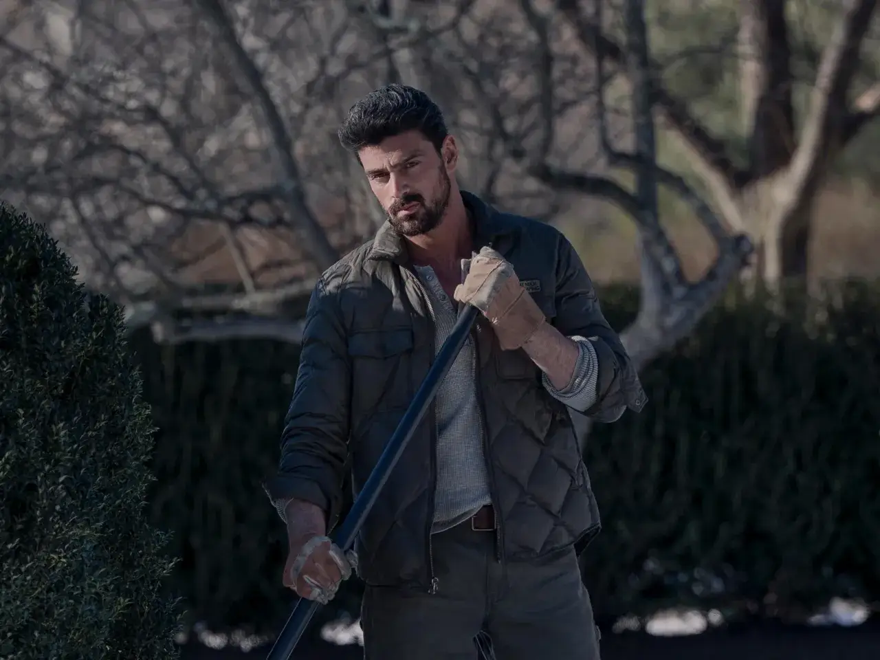 Michele Morrone, bekannt aus seinen Filmen, mit Werkzeug in der Hand, bereit für Gartenarbeit.