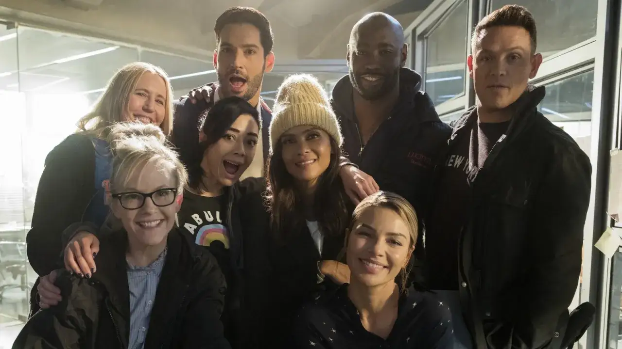 Die Hauptbesetzung von Lucifer, lächelnd und eng beieinander stehend, feiert die Serie.