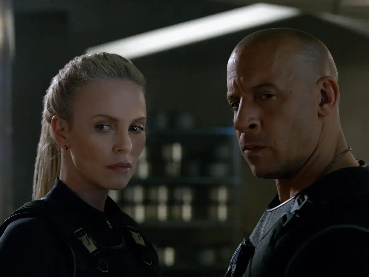 Charlize Theron und Vin Diesel im intensiven Blickkontakt. Die Besetzung von Fast & Furious 8 zeigt hier eine spannende Konfrontation.
