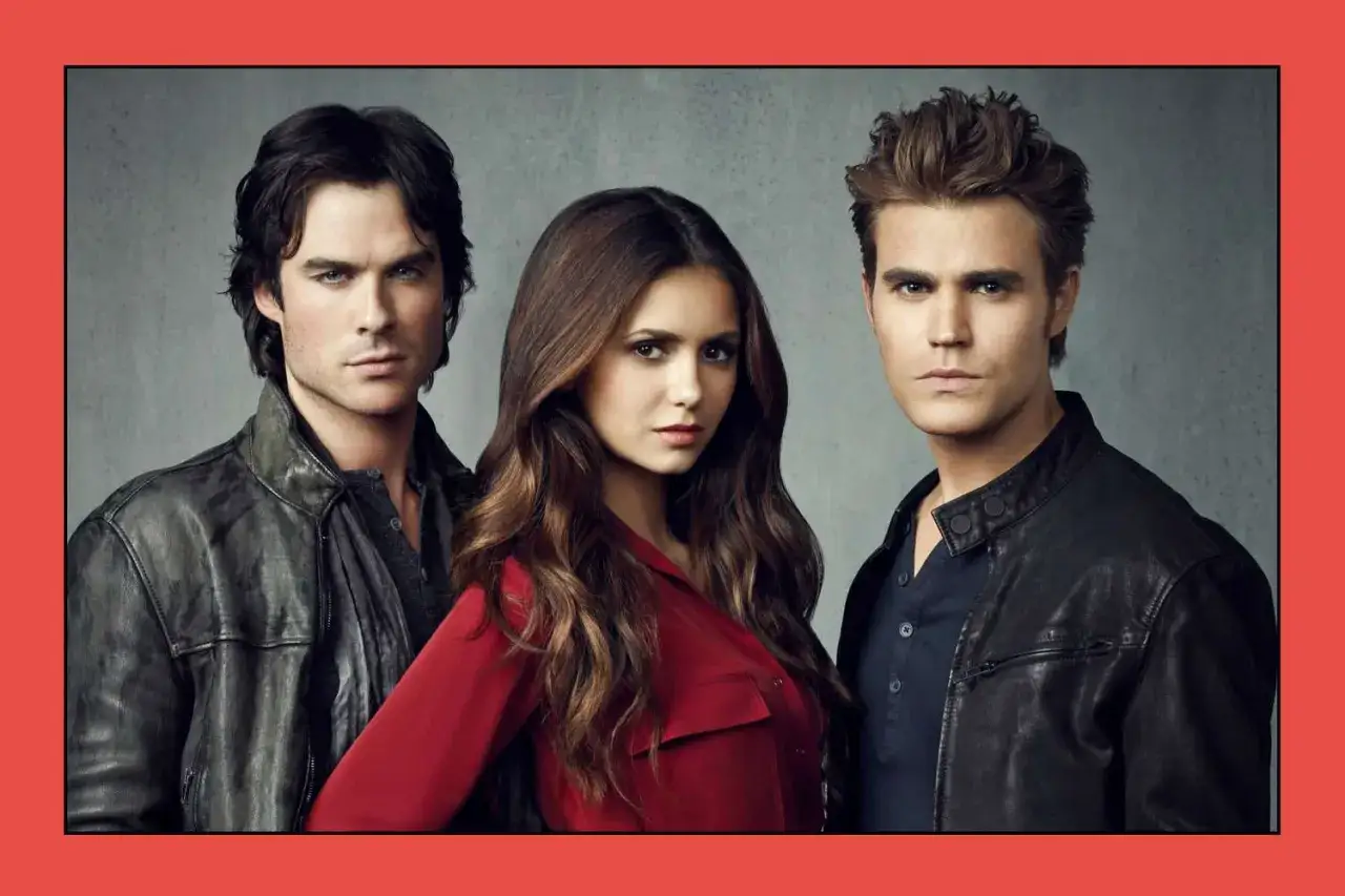 Die Hauptdarsteller der Besetzung von Vampire Diaries: Ian Somerhalder, Nina Dobrev und Paul Wesley, posieren ernst für ein Foto.