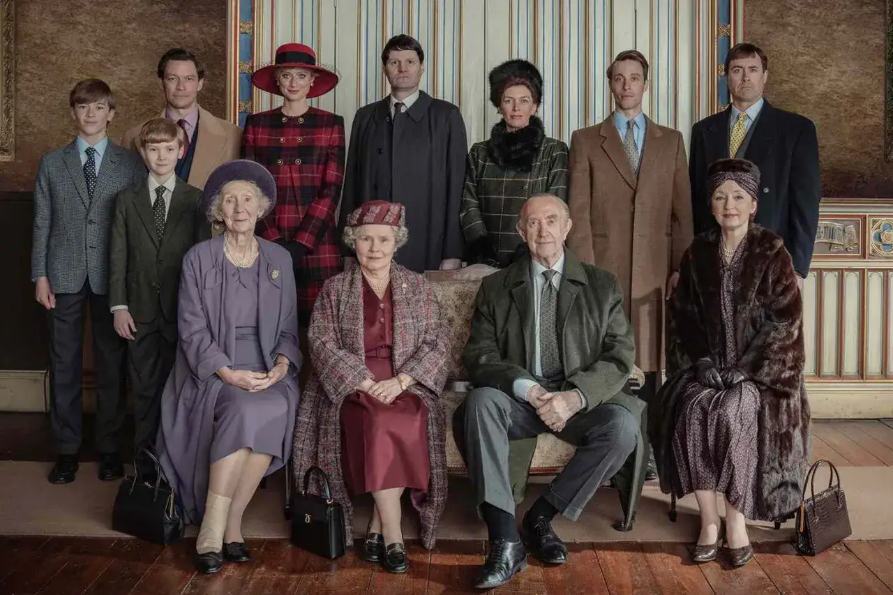 Die königliche Familie posiert für ein Gruppenfoto. Die Darsteller der Staffel 7 von