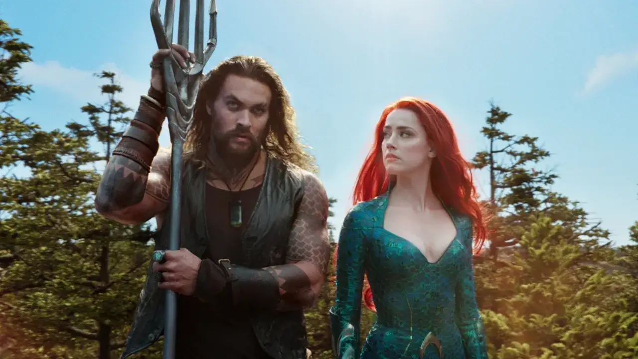 Jason Momoa als Aquaman und Amber Heard als Mera im Film