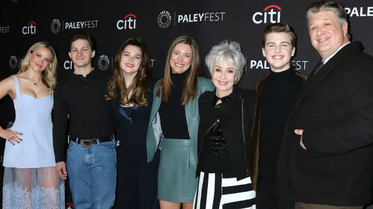 Die Besetzung von Young Sheldon posiert lächelnd auf dem roten Teppich.