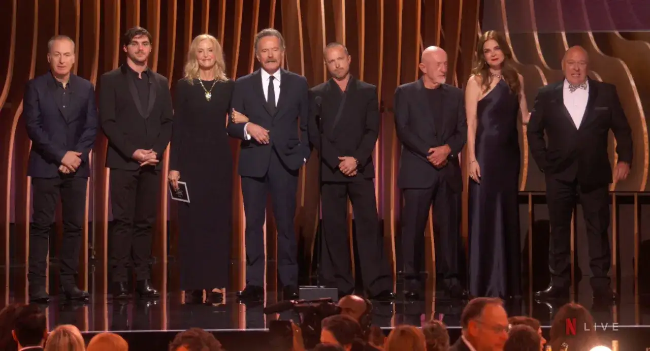 Die Besetzung von Breaking Bad versammelt sich auf der Bühne: Bob Odenkirk, RJ Mitte, Anna Gunn, Bryan Cranston, Aaron Paul, Michael McKean, Betsy Brandt und Dean Norris.