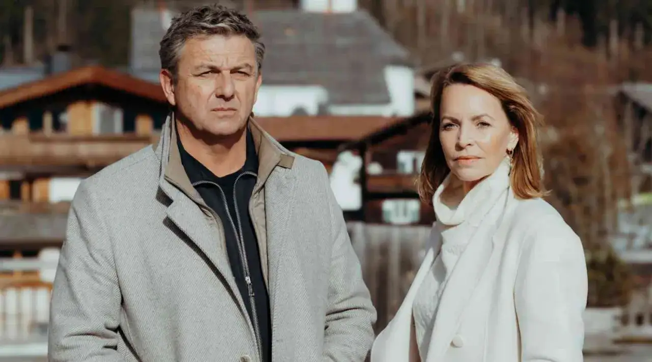 Martin Gruber und Anne Meierling blicken ernst in die Kamera. Ein Bild aus der Serie
