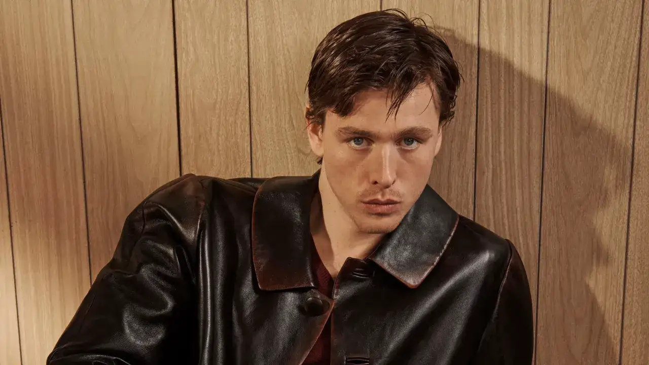 Harris Dickinson in einer Lederjacke, bereit für neue Filme.