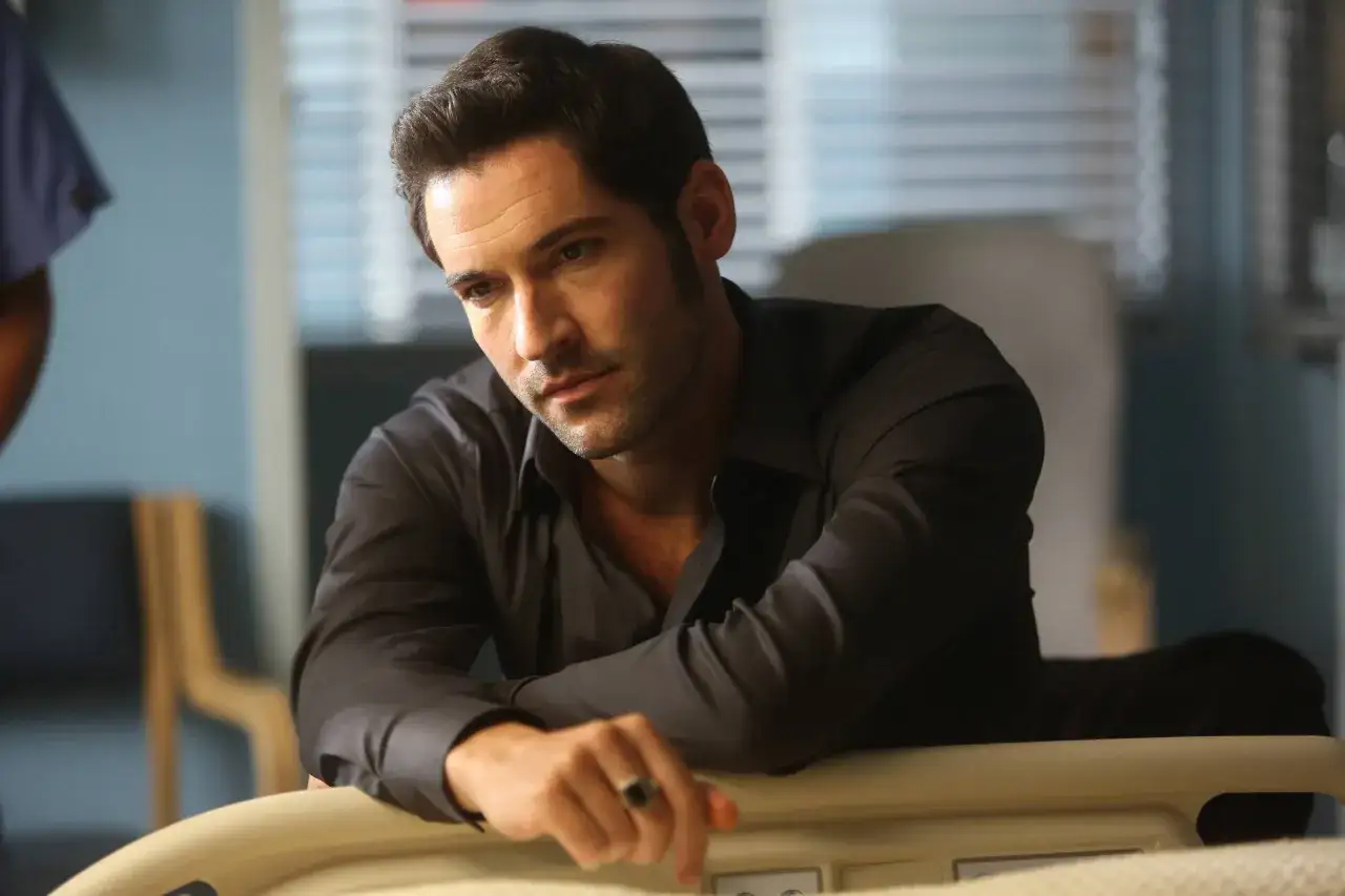 Nachdenklicher Lucifer Morningstar in dunklem Hemd, ein Ring an seiner Hand. Szene aus Lucifer Staffel 4.