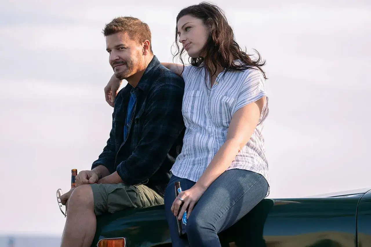 Jason Hayes und seine Frau genießen eine Auszeit mit Bier. Ein ruhiger Moment für das SEAL Team Staffel 7.