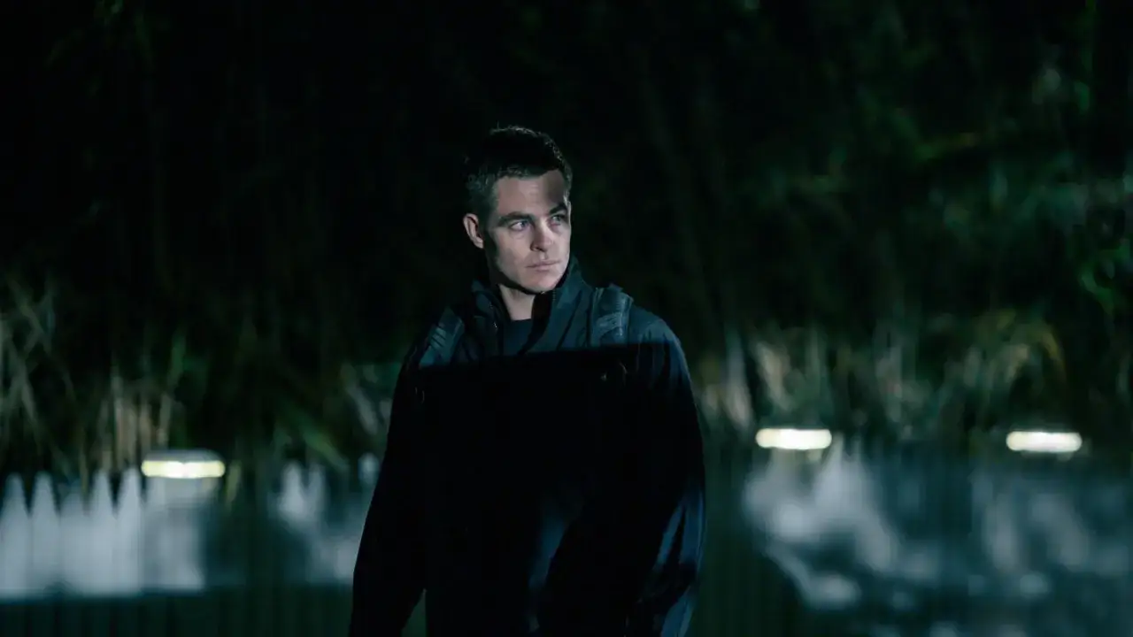 Chris Pine als der Contractor, im Dunkeln auf der Hut.