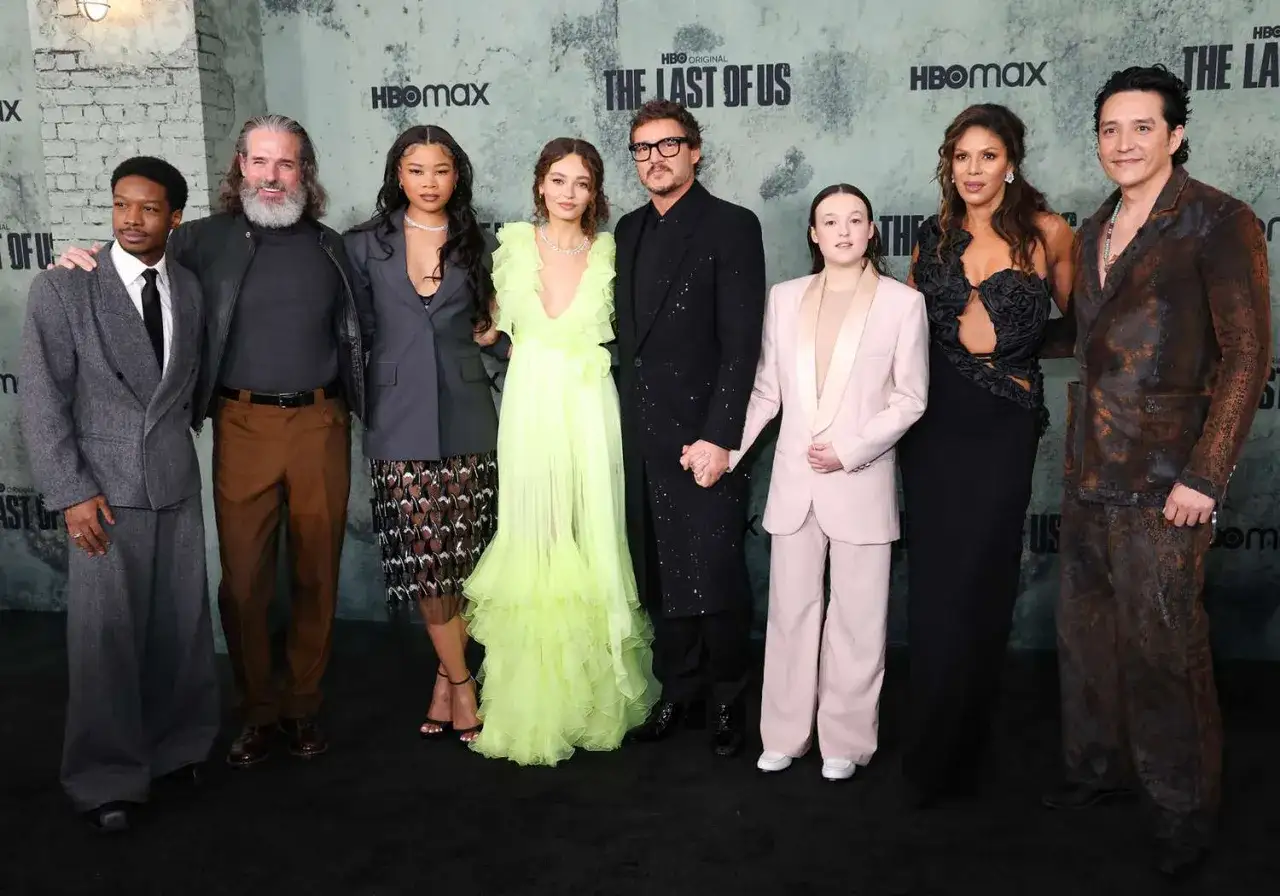 Die Besetzung von The Last of Us versammelt sich für einen roten Teppich-Auftritt. Pedro Pascal, Bella Ramsey und ihre Co-Stars posieren für die Kameras.
