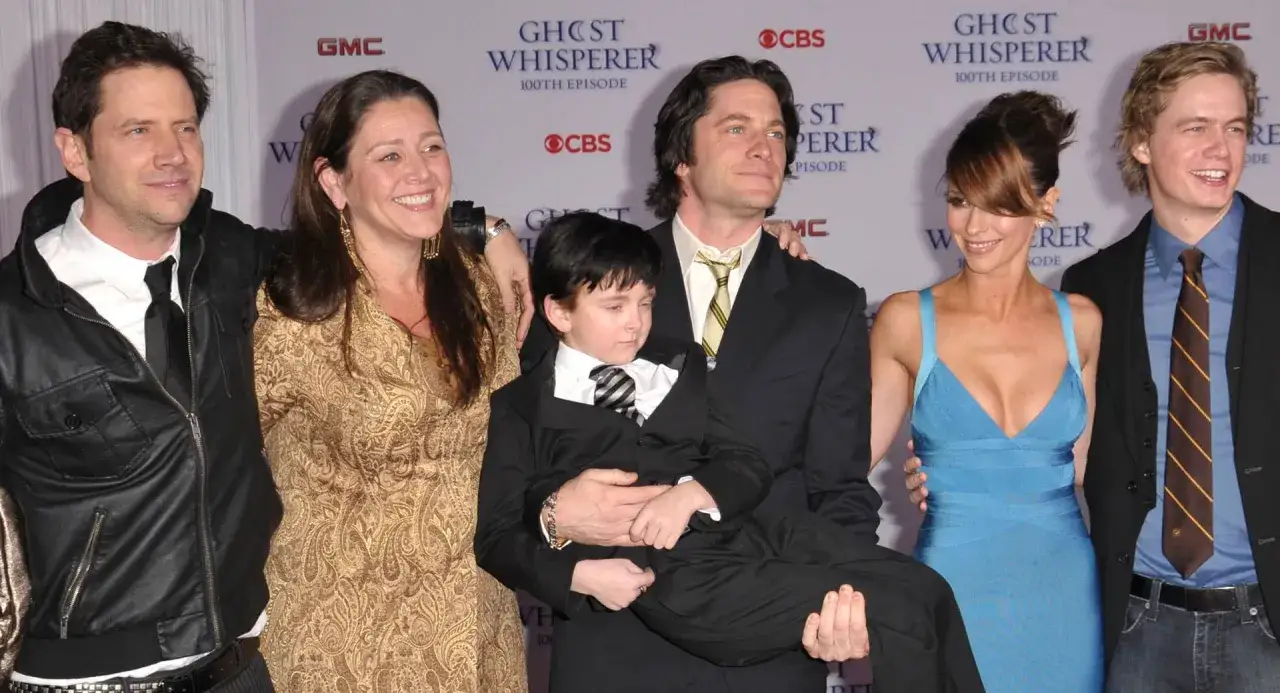 Die Besetzung von Ghost Whisperer feiert die 100. Folge. Jennifer Love Hewitt, David Conrad, Camryn Manheim, Jamie Kennedy und Tyler Patrick Jones sind zu sehen.