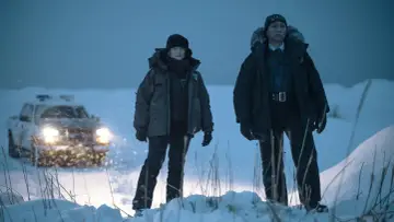 Zwei Polizistinnen im Schnee, ein Einsatz bei eisiger Kälte. Die Ermittlerinnen der true detective staffel 4 scheinen einer Spur im tiefen Alaska zu folgen.