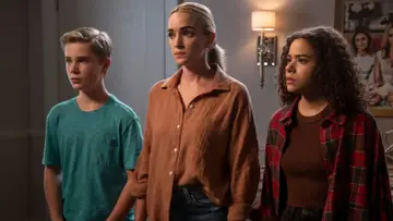Ginny, Georgia und Austin blicken besorgt in die Ferne. Die Spannung steigt in Staffel 4 von Ginny & Georgia.