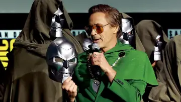 Robert Downey Jr. hält eine Doctor Doom-Maske, während im Hintergrund mehrere maskierte Figuren stehen. Könnte dies die Besetzung von Avengers 5 sein?