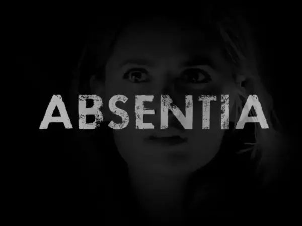 Dunkles Bild mit dem Titel "ABSENTIA" und dem Gesicht einer Frau im Hintergrund. Die Spannung steigt in absentia staffel 3.